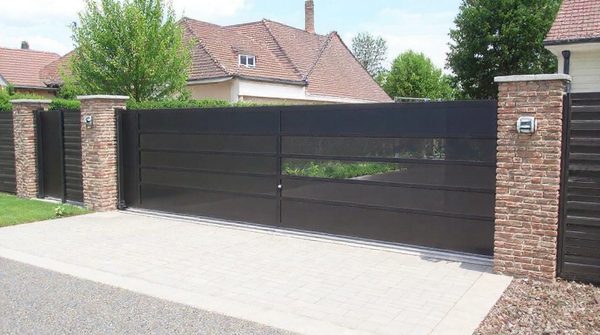 Découvrez les options sur les portails battants en aluminium : styles, coûts et options de livraison